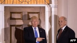 جان کلی (راست) به همراه دونالد ترامپ