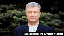 Петро Порошенко прийшов під Печерський райсуд Києва у четвер, де йому мають обрати запобіжний захід