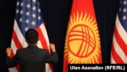 АКШнын мамлекеттик катчысы Жон Керринин Бишкекке сапары учурунда тартылган сүрөт. 31-октябрь, 2015-жыл