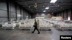 Csehországban felállított ideiglenes Covid-kórház.