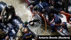 Водолази зі спецзагону південнокорейських рятувальників шукають зниклих на місці аварії, Будапешт, 31 травня 2019 року