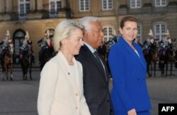 Президентка Єврокомісії Урсула фон дер Ляєн, прем'єр-міністерка Данії Метте Фредеріксен та президент Євро ради Антоніу Кошта прибувають на вечерю, влаштовану королівським подружжям для глав держав та урядів ЄС у палаці Амалієнборг у Копенгагені, Данія, 1 жовтня 2025 року