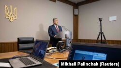 Петро Порошенко свідчить у справі про державну зраду Віктора Януковича. Київ, 21 лютого 2018 року