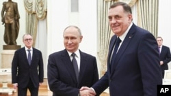 Російський президент Володимир Путін вітає лідера боснійських сербів Мілорада Додіка у Москві 1 квітня