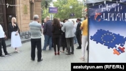 Colectare de semnături în favoarea referendumului privind aderarea Armeniei la Uniunea Europeană. Erevan, septembrie 2024.