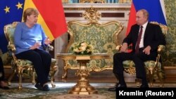 Германия канцлери Ангела Меркел менен Орусиянын президенти Владимир Путиндин Москвадагы жолугушуусу. 