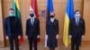 Ministrul ucrainean de externe Dmitro Kuleba (dreapta) alături de miniștii de externe din Estonia, Lituania și Letonia, Eva-Maria Liimets, , Gabrielius Landsbergis și Edgars Rinkevics, Kiev, 15 aprilie 2021