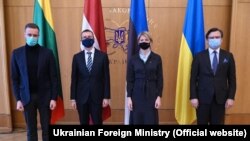 Ministrul ucrainean de externe Dmitro Kuleba (dreapta) alături de miniștii de externe din Estonia, Lituania și Letonia, Eva-Maria Liimets, , Gabrielius Landsbergis și Edgars Rinkevics, Kiev, 15 aprilie 2021