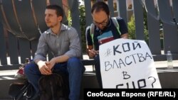 Протестиращи пред БНР по време на профилактиката на ефира в петък