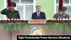 Тажикстандын президенти Эмомали Рахмон жана жогорку даражалуу аскер кызматкерлери Хорог шаарына барган учуру. 
