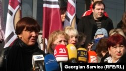 Инга Григолия от имени уволенных сотрудников потребовала встречи с министром здравоохранения и труда, чтобы тот объяснил причины сокращения