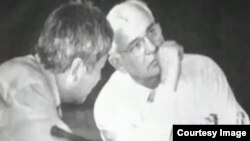 Шералы Назаркулов СССРдин биринчи жана акыркы президенти Михаил Горбачев менен Ысык-Көл форумунда. 1990-жыл. (Үй-бүлөлүк архивинен)