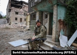 Військовий 93-ї ОМБр ЗСУ «Холодний Яр» спостерігає за небом, щоб у випадку появи російських FPV збити їх. Костянтинівка, вересень 2025 року