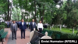 Кубатбек Боронов баштаган топ эстелик алдында