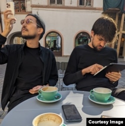 Mircea și prietenul său, Sean Kim, la o vizită în Brașov.