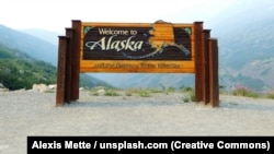 Знак «Ласкаво просимо до Аляски» на шосе Клондайк, США