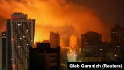 Вибух «шахеда», який влучив у будинок, освітив задимлене від пожеж небо над Києвом під час російської дроново-ракетної атаки, 10 липня 2025 року