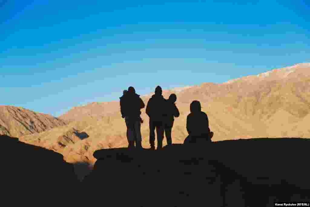 Туристы стараются залезть как можно выше, чтобы поймать удачный кадр.