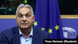 Хоча Угорщина не згадується, в проєкті угоди явно йдеться про цю порушницю в ЄС, яку роками звинувачують у руйнуванні демократичних норм, згортанні свободи преси 