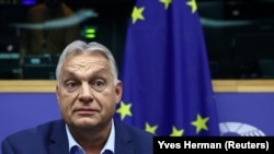 Хотя Венгрия не упоминается, в проекте соглашения явно говорится об этой нарушительнице в ЕС, которую годами обвиняют в разрушении демократических норм, сворачивании свободы прессы, пишет Politico