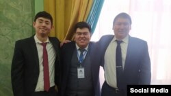 Солдон оңго: Кадырбек Атамбаев, Темирлан Султанбеков, Сейитбек Атамбаев.