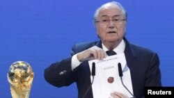 Президент ФІФА Йозеф Блаттер називає Росію господарем чемпіонату світу 2018 року, Цюріх, Швейцарія, 2 грудня 2010 року