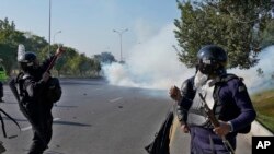 Pakistanska policija ispaljuje suzavac prema demonstrancima koji marširaju prema Islamabadu, 26. novembra 2024.