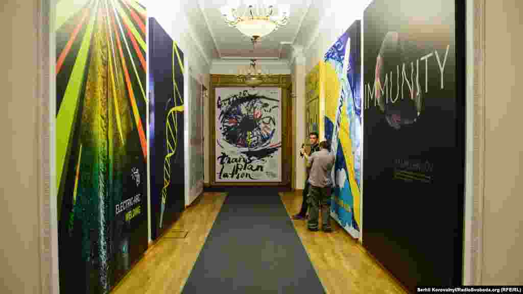 Постер на дальній стіні розповідає про легендарного хірурга-окуліста Володимира Філатова з Одеси, що першим став робити операції із пересадки рогівки ока