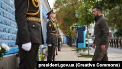 Zelenszkij elnök Ukrajna védőinek tavalyi emléknapján Kijevben 2022. október 14-én