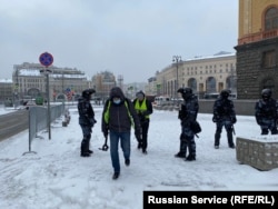 În imagine, unul din jurnaliștii reținuți, Iuri Lebedev, la o filmare în timpul unui miting de susținere a lui Alexei Navalnîi, la Moscova, în 2021.