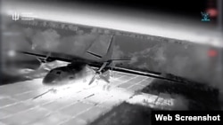 Ураження літака Ан-26 на аеродромі в Криму. Скріншот кадру з відео ГУР МО України