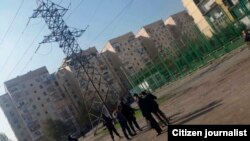 Сотрудники таджикистанских спецслужб говорят с предполагаемым подозреваемым в подготовке взрывов в Душанбе