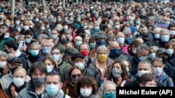 В Париже тысячи людей собрались на митинг памяти убитого учителя. ФОТО