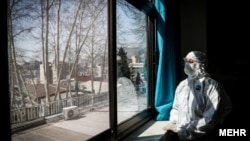 منزلت پایین مشاغلی نظیر پرستاری، و ریسک انواع سوء استفاده در چارچوب مردسالار از انگیزه‌های زنانی است که عطای پرستاری را به لقای آن می‌بخشند.