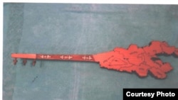 Кыргызстандын картасы түрүндө Турдуш Бузурманкулов жасаган комуз. 