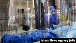 Un bolnav de coronavirus, tratat în spital