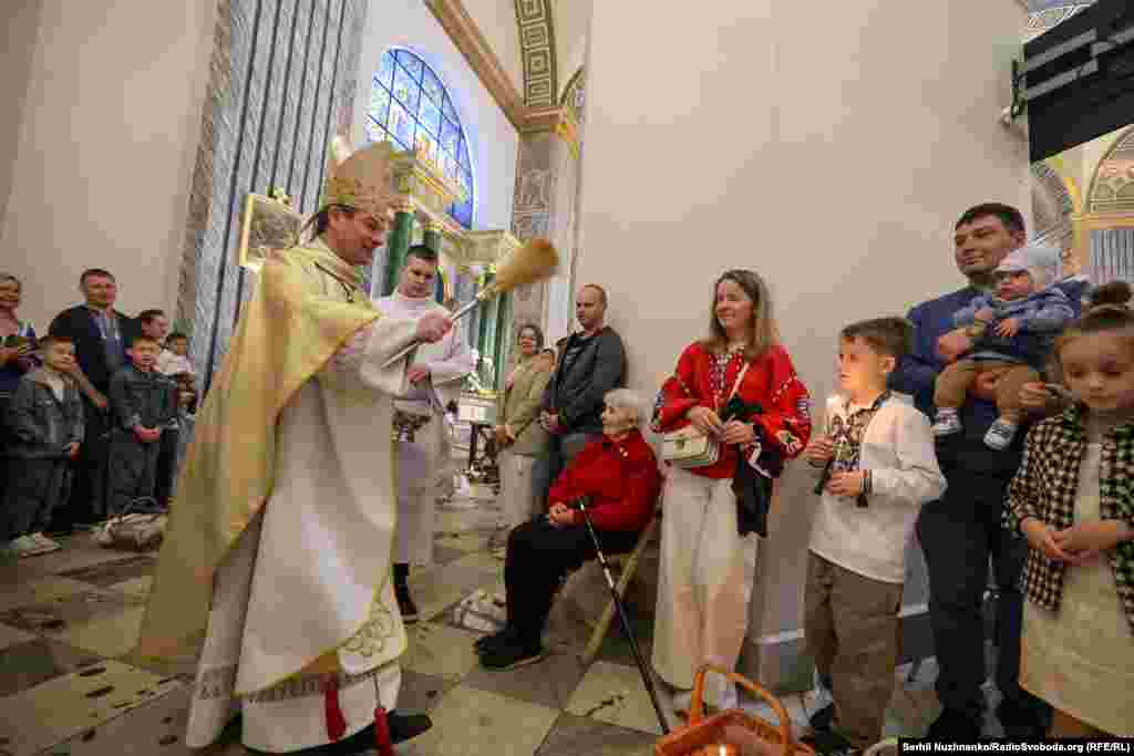 У київському костелі Святого Олександра, який належить до римо-католицької церкви, також відбулося великоднє богослужіння. Цьогоріч християни як західного, так і східного обрядів відзначають Великдень в один день
