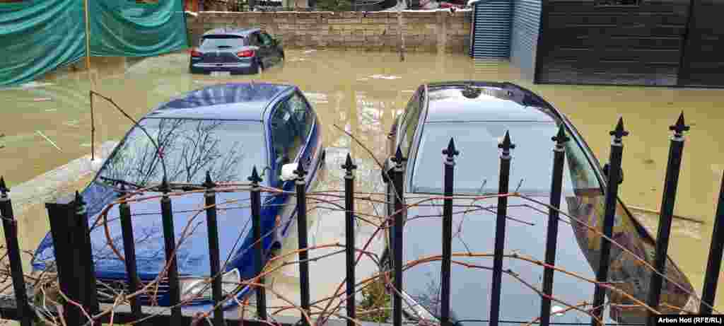 Parkoló autók Rigómezőn, Koszovóban.