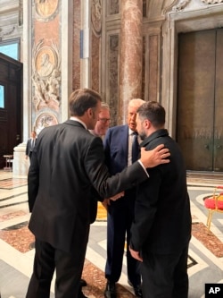 Starmer, Zelenski, Trump și Macron s-au întâlnit înainte de slujba de înmormântare