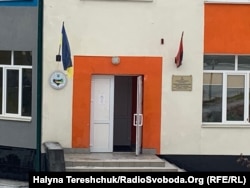 Прапори на школі у Верхній Рожанці