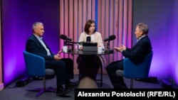 Victoria Coroban, gazda podcastului „Dincolo de știri”, alături de analiștii Nicolae Negru și Igor Boțan, în studioul Europei Libere de la Chișinău.