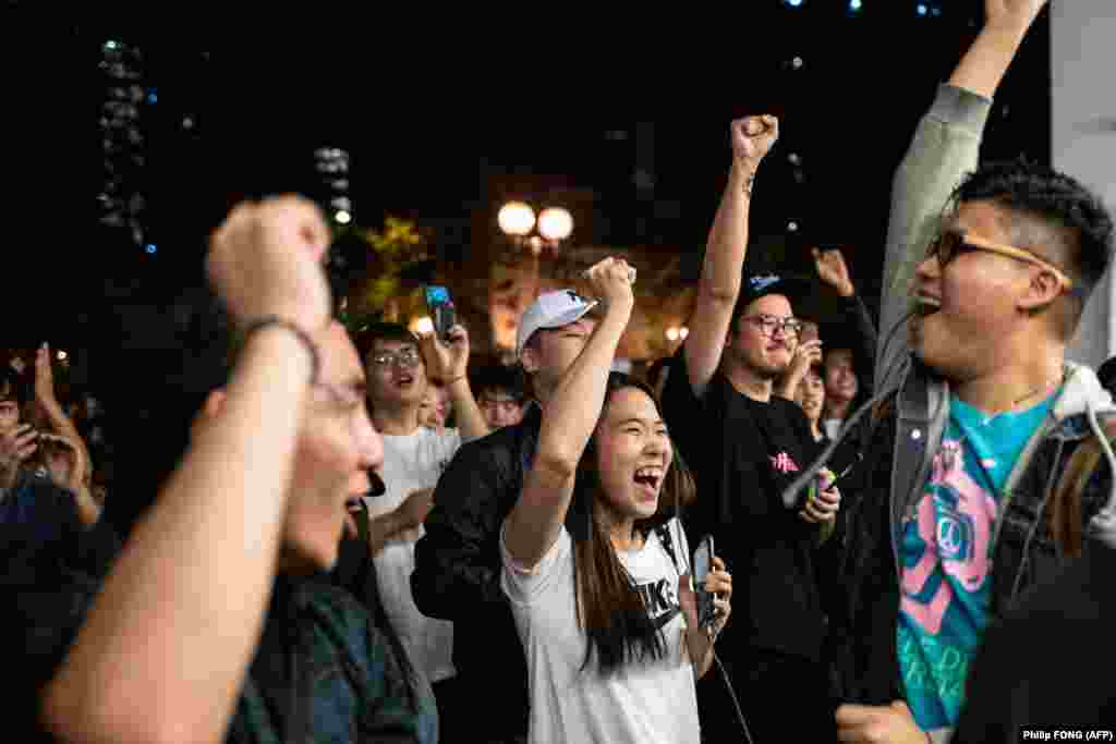 В конце ноября в городе состоялись выборы в районные органы власти, которые привели к значительному успеху кандидатов, выступающих за демократические изменения и уменьшение влияния континентального Китая на жизнь Гонконга. Протесты продолжаются,&nbsp; их участники настаивают на самостоятельности Гонконга. 25 ноября 2019 года (AFP).