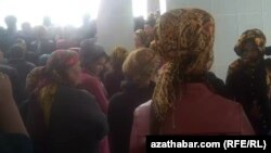 Очередь за хлебом. Туркменистан 