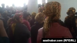 Жители Туркменистана в очереди за хлебом. Архивное фото.