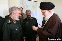 اعطای نشان فتح به علی فدوی