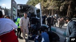 Ekipe hitne pomoći pomažu ranjenima nakon eksplozija koje su odjeknule na obeležavanju godišnjice ubistva komandanta Kasema Solejmanija u Kermanu, Iran, 3. januara 2024.