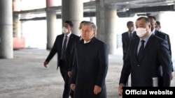 Информация в открытых источниках также свидетельствует о том, что от начатого президентом Шавкатом Мирзияевым процесса приватизации госактивов выгоду имеют, в основном, лица и группы, близкие к руководству страны.