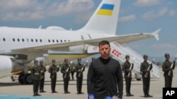 ولودیمیر زلنسکی، رئیس‌جمهور اوکراین، هنگام ورود به فرودگاه آنکارا، پایتخت ترکیه