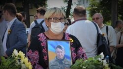 Жінка з портретом загиблого сина