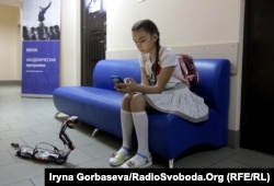 Созданные детьми роботы-аниматы иногда «гуляют» по коридорам академии